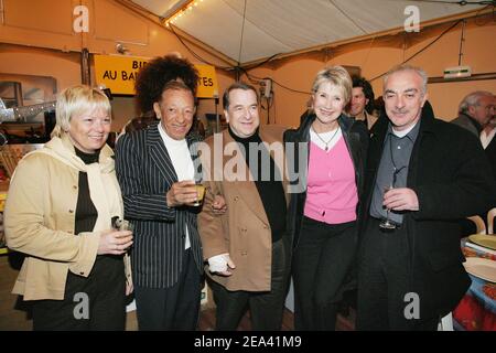 Der französische Sänger Henri Salvador, seine Frau Catherine, Paul-Loup Sulitzer, Daniele Gilbert und ihr Mann Patrick Scemama promoten am 11. Mai 2005 im Foire du Trone in Paris, Frankreich, für das neue Album 'Senegal' der UNISIDA Association. Foto von Laurent Zabulon/ABACA. Stockfoto