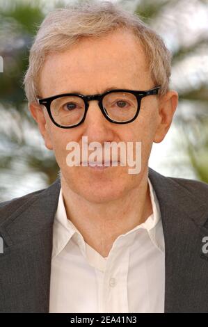 US-Regisseur Woody Allen posiert bei der Fotozelle für seinen Film 'Match Point', der am 12. Mai 2005 bei den internationalen Filmfestspielen von Cannes 58th in Cannes, Südfrankreich, außer Konkurrenz präsentiert wurde. Foto von Hahn-Klein-Nebinger/ABACA Stockfoto