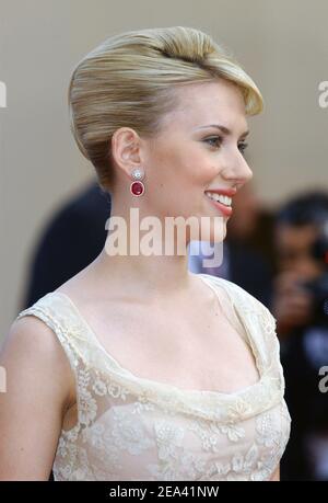 Scarlett Johansson (Wearing Chopard Ohrringe) kommt zur Vorführung des Films "Match Point" von Woody Allen, der am 12. Mai 2005 auf den Internationalen Filmfestspielen von Cannes 58th in Cannes, Südfrankreich, außer Konkurrenz gezeigt wurde. Foto von Hahn-Klein-Nebinger/ABACA Stockfoto