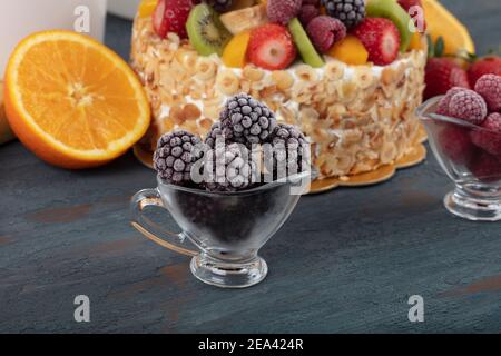 Obstkuchen mit Erdbeeren, Himbeeren und Heidelbeeren. Obstkuchen mit Orangen, Bananen und Äpfeln. Geschenkkuchen, Geburtstagskuchen. Stockfoto