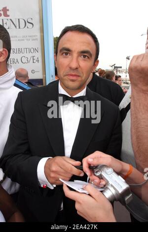 Der gebürtige Grieche Nikos Aliagas unterschreibt am 13. Mai 2005 bei den Filmfestspielen von Cannes 58th ein Autogramm. Foto von Benoit Pinguet/ABACA Stockfoto