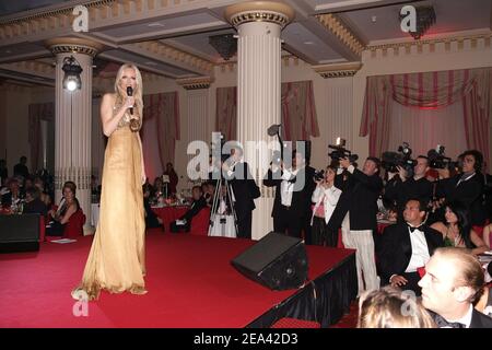 EXKLUSIV. Das slowakische Supermodel Adriana Karembeu nimmt an der von Cynthia Sarkis Perros organisierten "Run for Life"-Party zugunsten des Roten Kreuzes Teil, die am 14. Mai 2005 im Majestic Hotel in Cannes stattfand. Kleid: Elie Saab, Schmuck: Boucheron, Haarkleid: Franck Provost, Make-Up: Christian Dior. Foto von Nebinger-Hahn-Klein/ABACA Stockfoto