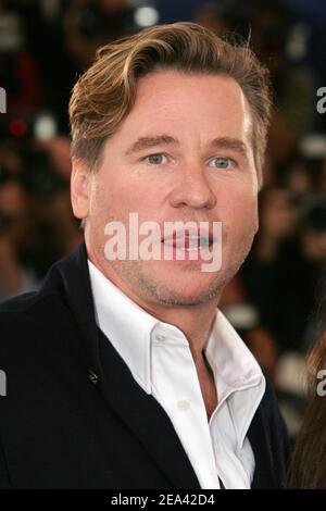 US-Schauspieler Val Kilmer posiert bei einer Fotoaufnahme für den Film 'Kiss Kiss Bang Bang Bang' des US-Regisseurs Shane Black im Rahmen des Filmfestivals 58th in Cannes, Südfrankreich, Freitag, 14. Mai 2005. Foto von Hahn-Nebinger-Klein/ABACA Stockfoto