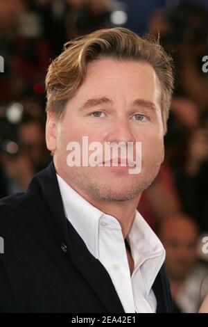 Val Kilmer posiert bei einer Fotoaufnahme für den Film 'Kiss Kiss Bang Bang' des US-Regisseurs Shane Black im Rahmen des Filmfestivals 58th in Cannes, Südfrankreich, Freitag, 14. Mai 2005. Foto von Hahn-Nebinger-Klein/ABACA. Stockfoto