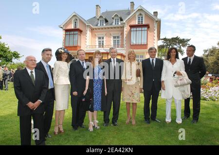 (L bis R) Bürgermeister von Granville, Marc verdier, Präsident des Vereins 'Presence de Christina Dior', Jean-Louis Merveille, US-Schauspielerin Marisa Berenson, französischer Kulturminister, Renaud Donnedieu de Vabres, Schmuckdesigner von Christian Dior, Victoire de Castellane, CEO von LVMH, Bernard Arnault und seine Frau Helene Mercier Arnault, CEO von Christian Dior, Sidney Toledano und Frau und Christian Dior Parfüms CEO Pose vor dem Christian Dior's Haus und Museum in Granville, Großbritannien Küste von Frankreich am 14. Mai 2005 für die Feier des Jahrhunderts von Christian Dior Geburt. Foto von Nicolas Gouhier/A Stockfoto