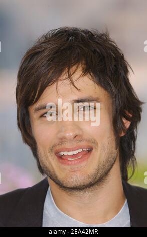 Der mexikanische Schauspieler Gael Garcia Bernal posiert bei einer Fotoaufnahme für den Film "der König" des US-Regisseurs James Marsh im Rahmen des Filmfestivals von Cannes 58th, in Cannes, Südfrankreich, Freitag, 15. Mai 2005. Foto von Hahn-Nebinger-Klein/ABACA Stockfoto