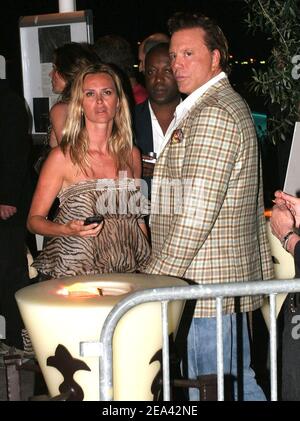 DER US-Schauspieler Mickey Rourke und seine Freundin die französische Schauspielerin Agathe de la Fontaine bei der Europa Corp Party, die am 14. Mai 2005 im Rahmen der Internationalen Filmfestspiele von Cannes 58th am 'L'Evasion Beach' in Cannes, Südfrankreich, stattfand. Foto von Benoit Pinguet/ABACA Stockfoto