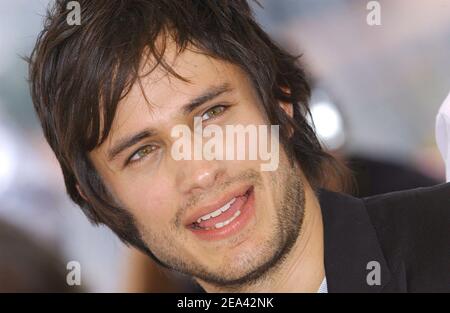 Der mexikanische Schauspieler Gael Garcia Bernal posiert bei einer Fotoaufnahme für den Film "der König" des US-Regisseurs James Marsh im Rahmen des Filmfestivals von Cannes 58th, in Cannes, Südfrankreich, Freitag, 15. Mai 2005. Foto von Hahn-Nebinger-Klein/ABACA Stockfoto