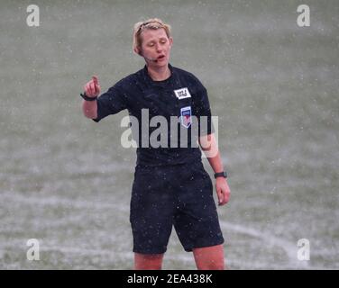 Dagenham, Großbritannien. Februar 2021, 07th. DAGENHAM, ENGLAND - FEBRUAR 07: Schiedsrichterin Sarah Garratt während des Barclays FA Women's Super League Spiels zwischen West Ham United Women und Bristol City am 07th. Februar 2021 im Chigwell Construction Stadium in Dagenham, England Credit: Action Foto Sport/Alamy Live News Stockfoto