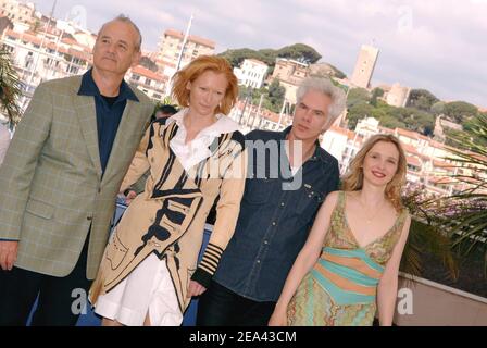 US-Schauspieler Bill Murray, die britische Schauspielerin Tilda Swinton, der US-Regisseur Jim Jarmusch und die französische Schauspielerin Julie Delpy posieren während einer Fotowand für den US-Regisseur Jim Jarmusch Film 'Broken Flowers' während der Internationalen Filmfestspiele Cannes 58th in Cannes, Frankreich, am 17. Mai 2005. Foto von Hahn-Klein-Nebinger/ABACA. Stockfoto