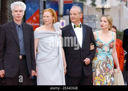 Julie Delpy, Jim Jarmusch, Bill Murray und Tilda Swinton kommen zur Vorführung des Films 'Broken Flowers' von Jim Jarmusch bei den Internationalen Filmfestspielen von Cannes 58th in Cannes, Südfrankreich, am 17. Mai 2005. Foto von Hahn-Klein-Nebinger/ABACA Stockfoto