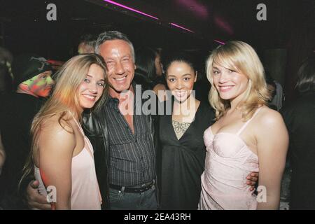 (L-R) die französischen Sängerinnen Liza Pastor und ihr Freund Daniel, Aurelie Konate und Joy Ester vom Musical "Belles Belles Belles" posieren während der Nachparty des Konzerts "The Black Eyed Peas" in L'Etoile in Paris, Frankreich, am 17. Mai 2005. Foto von Laurent Zabulon/ABACA. Stockfoto