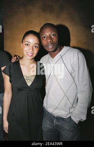 (L-R) die französischen Sänger Aurelie Konate vom Musical "Belles Belles Belles" und Claude Mc Solaar posieren während der Nachparty des Konzerts "The Black Eyed Peas" am 17. Mai 2005 in L'Etoile in Paris, Frankreich. Foto von Laurent Zabulon/ABACA. Stockfoto