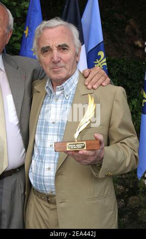 Der französische Sänger Charles Aznavour erhält vom Bürgermeister von Cannes, Bernard Brochant, die Ehrenmedaille und die Palme der Stadt während einer Zeremonie in der Villa Domergue in Cannes, Frankreich am 18. Mai 2005. Foto von Benoit Pinguet/ABACA Stockfoto
