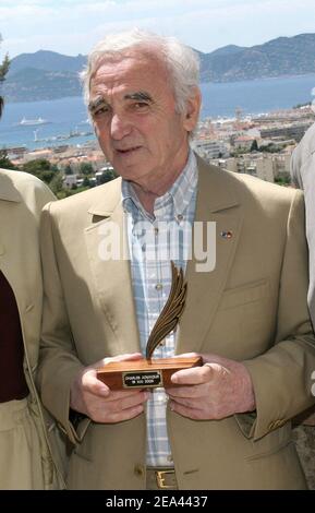 Der französische Sänger Charles Aznavour erhält vom Bürgermeister von Cannes, Bernard Brochant, die Ehrenmedaille und die Palme der Stadt während einer Zeremonie in der Villa Domergue in Cannes, Frankreich am 18. Mai 2005. Foto von Benoit Pinguet/ABACA Stockfoto