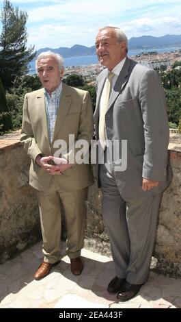 Der französische Sänger Charles Aznavour (L) erhält vom Bürgermeister von Cannes, Bernard Brochand, die Medaille des Ehrenbürgers und der Palme der Stadt während einer Zeremonie in der Villa Domergue in Cannes, Frankreich am 18. Mai 2005. Foto von Benoit Pinguet/ABACA Stockfoto