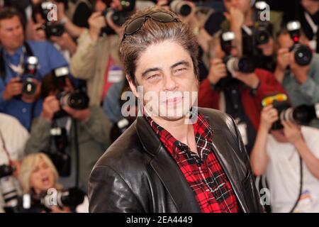 Der Puerto-ricanische Schauspieler Benicio Del Toro posiert während einer Fotoaufnahme für die US-Regisseure Frank Miller und Robert Rodriguez Film 'Sin City' während der Internationalen Filmfestspiele von Cannes 58th, in Cannes, Frankreich, am 18. Mai 2005. Foto von Hahn-Klein-Nebinger/ABACA. Stockfoto