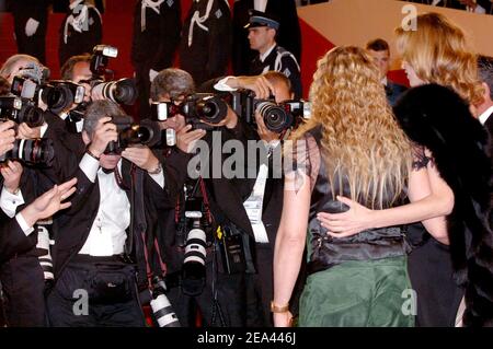 Eva Herzigova und John Galliano kommen am 18. Mai 2005 zur Vorführung des Films "Sin City" von Robert Rodriguez bei den Internationalen Filmfestspielen von Cannes 58th in Cannes, Südfrankreich, an. Foto von Hahn-Klein-Nebinger/ABACA. Stockfoto