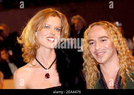 Eva Herzigova und John Galliano kommen am 18. Mai 2005 zur Vorführung des Films "Sin City" von Robert Rodriguez bei den Internationalen Filmfestspielen von Cannes 58th in Cannes, Südfrankreich, an. Foto von Hahn-Klein-Nebinger/ABACA. Stockfoto