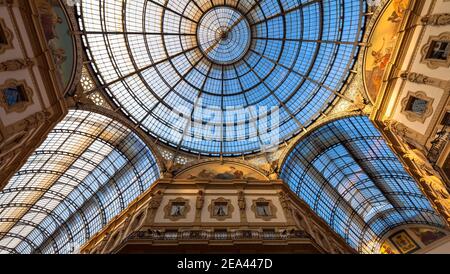 MAILAND, ITALIEN - CA. AUGUST 2020: Architektur in Mailand Fashion Gallery, Italien. Architektonisches Detail des Kuppeldachs. Stockfoto
