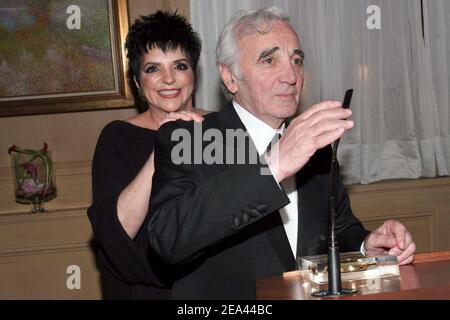 DIE US-amerikanische Schauspielerin und Sängerin Liza Minnelli wird vom französischen Sänger Charles Aznavour begrüßt, nachdem sie von Festivaldirektor Gilles Jacob eine große Ehre bei einem Abendessen im Carlton Hotel in Cannes während der Internationalen Filmfestspiele von Cannes 58th, Frankreich, am 18. Mai 2005, erhalten hat. Foto von Benoit Pinguet/ABACA. Stockfoto