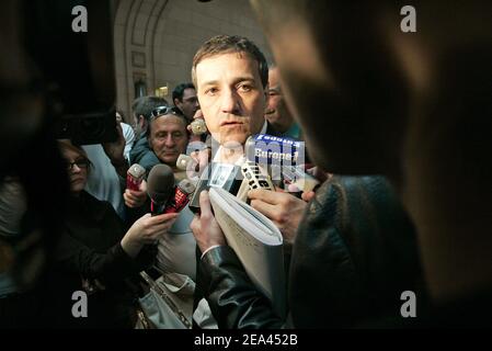 Der korsische Nationalist Jean-Guy Talamoni verlässt das Gerichtsgebäude in Paris, Frankreich, am 20. Mai 2005, nachdem er wegen des Prozesses gegen Charles Pieri entlassen wurde. Charles Pieri wird mit zehn Jahren angeklagt. Foto von Mousse/ABACA Stockfoto