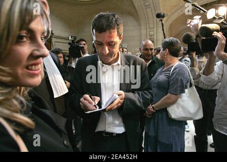 Der korsische Nationalist Jean-Guy Talamoni verlässt das Gerichtsgebäude in Paris, Frankreich, am 20. Mai 2005, nachdem er wegen des Prozesses gegen Charles Pieri entlassen wurde. Charles Pieri wird mit zehn Jahren angeklagt. Foto von Mousse/ABACA Stockfoto