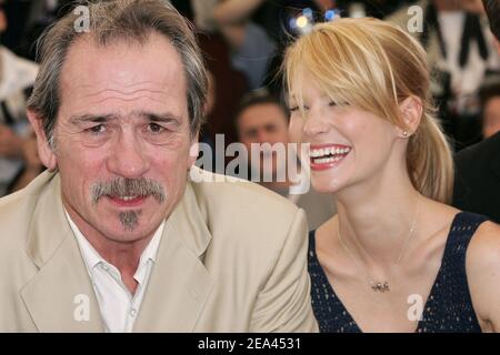 US-Schauspieler, Regisseur und Cast-Mitglied Tommy Lee Jones und US-Schauspielerin January Jones während der Fotoserie für den Film "drei Beerdigungen von Melquiades Estrada" von Tommy Lee Jones während der Internationalen Filmfestspiele von Cannes 58th, in Cannes, Südfrankreich, am 20. Mai 2005. Foto von Hahn-Nebinger-Klein/ABACA Stockfoto