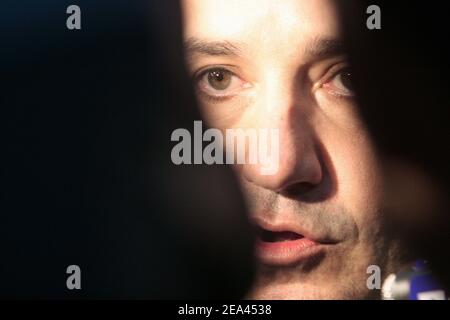 Der korsische Nationalist Jean-Guy Talamoni verlässt das Gerichtsgebäude in Paris, Frankreich, am 20. Mai 2005, nachdem er wegen des Prozesses gegen Charles Pieri entlassen wurde. Charles Pieri wird mit zehn Jahren angeklagt. Foto von Mousse/ABACA Stockfoto