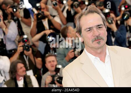 US-Schauspieler, Regisseur und Cast-Mitglied Tommy Lee Jones während der Fotoserie für den Film "drei Begräbnisse von Melquiades Estrada", der von ihm selbst während der Internationalen Filmfestspiele von Cannes 58th am 20. Mai 2005 in Cannes, Südfrankreich, gedreht wurde. Foto von Hahn-Nebinger-Klein/ABACA Stockfoto