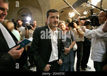 Der korsische Nationalist Jean-Guy Talamoni verlässt das Gerichtsgebäude in Paris, Frankreich, am 20. Mai 2005, nachdem er wegen des Prozesses gegen Charles Pieri entlassen wurde. Charles Pieri wird mit zehn Jahren angeklagt. Foto von Mousse/ABACA Stockfoto