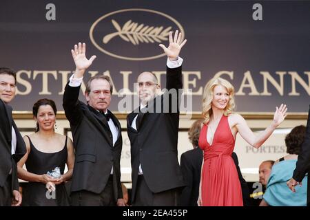 (L-R) der mexikanische Schauspieler Julio Cesar Cedillo, der US-Regisseur Tommy Lee Jones und seine Frau Dawn, der mexikanische Drehbuchautor Guillermo Arriaga und die US-Schauspielerin January Jones kommen zur Vorführung des Films "die drei Begräbnisse von Melquiades Estrada" von Tommy Lee Jones bei den Internationalen Filmfestspielen von Cannes 58th an, In Cannes, Südfrankreich, am 20. Mai 2005. Foto von Hahn-Nebinger-Klein/ABACA. Stockfoto