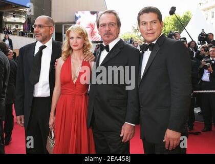 (L-R) der mexikanische Drehbuchautor Guillermo Arriaga, die US-Schauspielerin January Jones, der US-Regisseur Tommy Lee Jones und der mexikanische Schauspieler Julio Cesar Cedillo kommen zur Vorführung des Films "die drei Begräbnisse von Melquiades Estrada" von Tommy Lee Jones bei den Internationalen Filmfestspielen von Cannes 58th in Cannes, Südfrankreich, Am 20. Mai 2005. Foto von Hahn-Nebinger-Klein/ABACA. Stockfoto