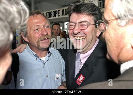 Jean-Luc Melenchon, "Parti Socialiste" und Jose Bove, ehemaliger Führer der "Konföderation paysanne" während der wichtigsten Sitzung für das "Nein" für das bevorstehende Referendum über die europäische Verfassung von Kommunisten, Sozialisten und Syndikalisten Führer in Montpellier, Frankreich am 20. Mai 2005 gehalten. Foto von Gerald Holubowicz/ABACA. Stockfoto