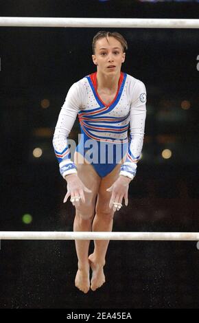 Emilie Le Pennec aus Frankreich tritt am 20. Mai 2005 bei den "Internationaux de France" der Gymnastik 14th im POPB-Stadion in Paris, Frankreich, an den unebenen Riegel an. Foto von Nicolas Gouhier/CAMELEON/ABACA. Stockfoto
