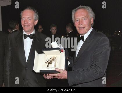 Die Gewinner der Palme d'Or Jean-Pierre und Luc Dardenne kommen zum "Palmares Dinner", das am 21. Mai 2005 im Martinez Beach während der Internationalen Filmfestspiele von Cannes 58th in Cannes, Frankreich, stattfand. Foto von Benoit Pinguet/ABACA. Stockfoto