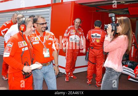 Ferrari F1 Regisseur, Franzose Jean Todt (L) posiert für seine Freundin, die malaysische Schauspielerin Michelle Yeoh, neben dem Circuit während der Qualifying-Sessions des Monaco Grand Prix 2005 in Monaco am 22. Mai 2005. Foto von Thierry Gromik/ABACA. Stockfoto