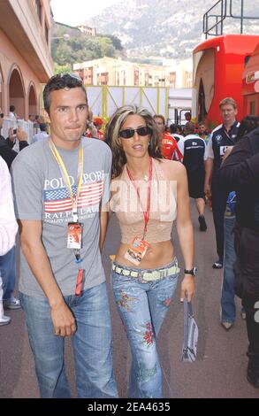 Vor dem Formel-1-Grand-Prix von Monaco 2005 am 22. Mai 2005 laufen der ehemalige französische Radsportmeister Richard Virenque und seine Frau Stephanie an der Startaufstellung entlang. Foto von Thierry Gromik/ABACA. Stockfoto