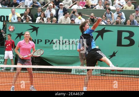 Der deutsche Ex-Spieler Steffi Graf und der russische Tennisspieler Marat Safin im Roland Garros Stadion in Paris, Frankreich, am 22. Mai 2005. Foto von Laurent Zabulon/CAMELEON/ABACA. Stockfoto