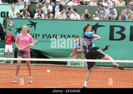 Der deutsche Ex-Spieler Steffi Graf und der russische Tennisspieler Marat Safin im Roland Garros Stadion in Paris, Frankreich, am 22. Mai 2005. Foto von Laurent Zabulon/CAMELEON/ABACA. Stockfoto