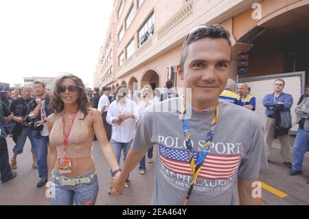 Vor dem Formel-1-Grand-Prix von Monaco 2005 am 22. Mai 2005 laufen der ehemalige französische Radsportmeister Richard Virenque und seine Frau Stephanie an der Startaufstellung entlang. Foto von Thierry Gromik/ABACA. Stockfoto