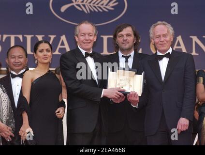 Die belgischen Regisseure, die Brüder Luc Dardenne (R) und Jean-Pierre Dardenne (3rd L), umgeben von Jurymitgliedern (L-R), dem chinesischen Regisseur John Woo, der in Mexiko geborenen Regisseurin und Schauspielerin Salma Hayek, dem Jurypräsidenten Emir Kusturica von Serbien-Montenegro, zeigen die Palme d'Or Trophäe, die sie am Samstag für ihren Film 'L'Enfant' (das Kind) gewonnen haben. Vor der Abschlussfeier der Internationalen Filmfestspiele von Cannes 58th in Cannes, Südfrankreich, am 22. Mai 2005. Foto von Hahn-Nebinger-Klein/ABACA. Stockfoto