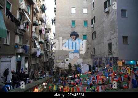 Maradonas Zeichnung auf der Fassade eines Palastes in der Historisches Zentrum und in einem Raum ganz ihm gewidmet.Coloured Fahnen und Banner im Speicher Stockfoto