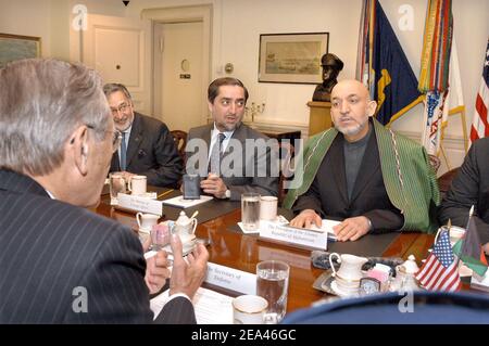 Der afghanische Präsident Hamid Karzai (rechts) trifft sich am 23. Mai 2005 im Pentagon mit Verteidigungsminister Donald H. Rumsfeld (im Vordergrund) und anderen hochrangigen DoD-Beamten. Weitere hochrangige afghanische Beamte, die Karzai begleiten, sind Dr. Zalmay Rassoul (links), der nationale Sicherheitsberater, und Abdullah Abdullah, der Minister für Vorahnung (Mitte). DoD Foto von R. D. ward. Foto von DOD/ABACA. Stockfoto