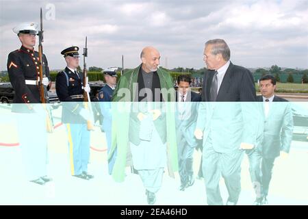 Der afghanische Präsident Hamid Karzai (links) kommt am 23. Mai 2005 zu Gesprächen mit Verteidigungsminister Donald H. Rumsfeld (rechts) ins Pentagon. DoD Foto von R. D. ward. Foto von DOD/ABACA. Stockfoto