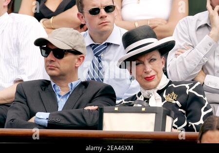 Miss France-Ausschussvorsitzende Genevieve de Fontenay und ihr Sohn Xavier de Fontenay nehmen am 25. Mai 2005 am French Open im Roland Garros-Stadion in Paris, Frankreich, am Spiel zwischen dem französischen Richard Gasquet und dem niederländischen Peter Wessels Teil. Foto von Gorassini-Zabulon/ABACA. Stockfoto