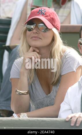 Die französische TV-Moderatorin Sophie Favier nimmt am 26. Mai 2005 an dem Spiel zwischen den französischen Spielern Amelie Mauresmo und Alize Cornet in der zweiten Runde der French Open im Roland Garros-Stadion in Paris Teil. Foto von Gorassini-Zabulon/ABACA. Stockfoto