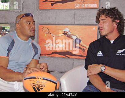 EXKLUSIV. Die neuseeländische Rugby-Legende "All Blacks" Jonah Lomu (L) trifft sich mit dem russischen Tennisspieler Marat Safin während der 2005 International French Open am 27. Mai 2005 im Roland Garros Stadion in Paris. Foto von Stephane Kempinaire/Cameleon/ABACA Stockfoto