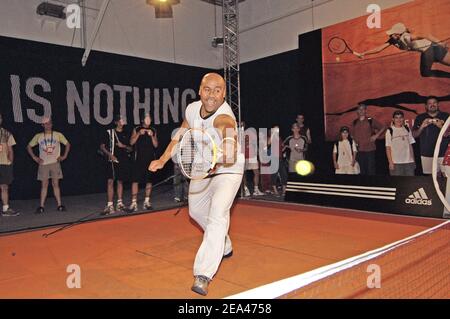 EXKLUSIV. Die neuseeländische Rugby-Legende Jonah Lomu spielt am 27. Mai 2005 bei den International French Open 2005 im Roland Garros Stadion in Paris, Frankreich, Tennis zum Spaß. Foto von Stephane Kempinaire/Cameleon/ABACA Stockfoto