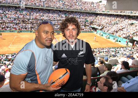 EXKLUSIV. Die neuseeländische Rugby-Legende "All Blacks" Jonah Lomu (L) trifft sich mit dem russischen Tennisspieler Marat Safin während der 2005 International French Open am 27. Mai 2005 im Roland Garros Stadion in Paris. Foto von Stephane Kempinaire/Cameleon/ABACA Stockfoto